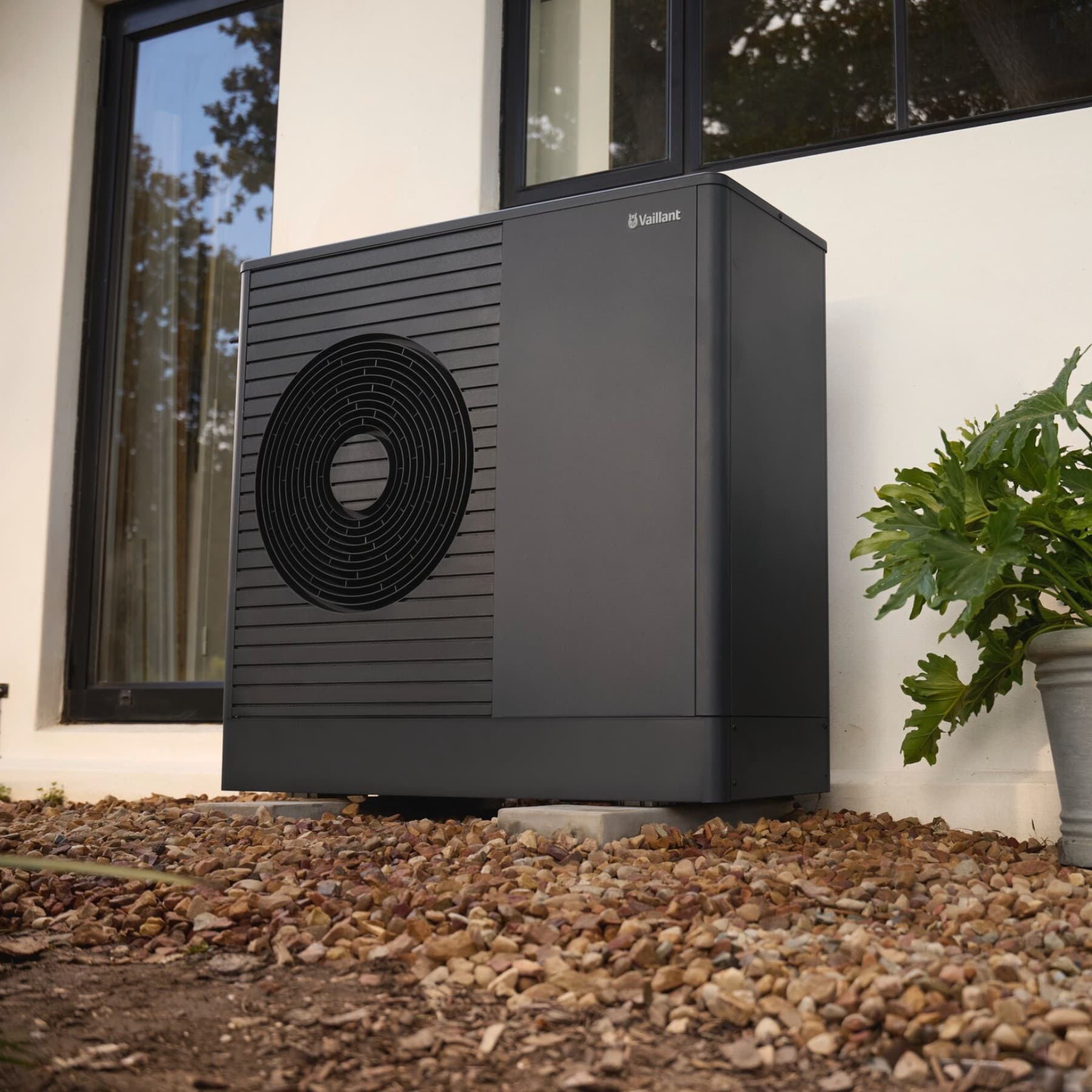 aroTHERM plus tæt på en dør