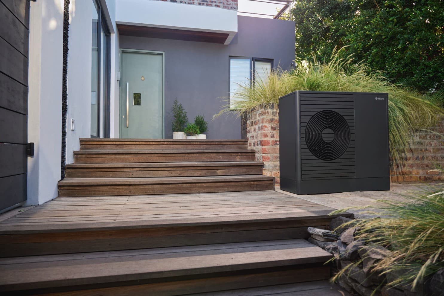 aroTHERM plus luft til vand varmepumpe foran en ny bygning