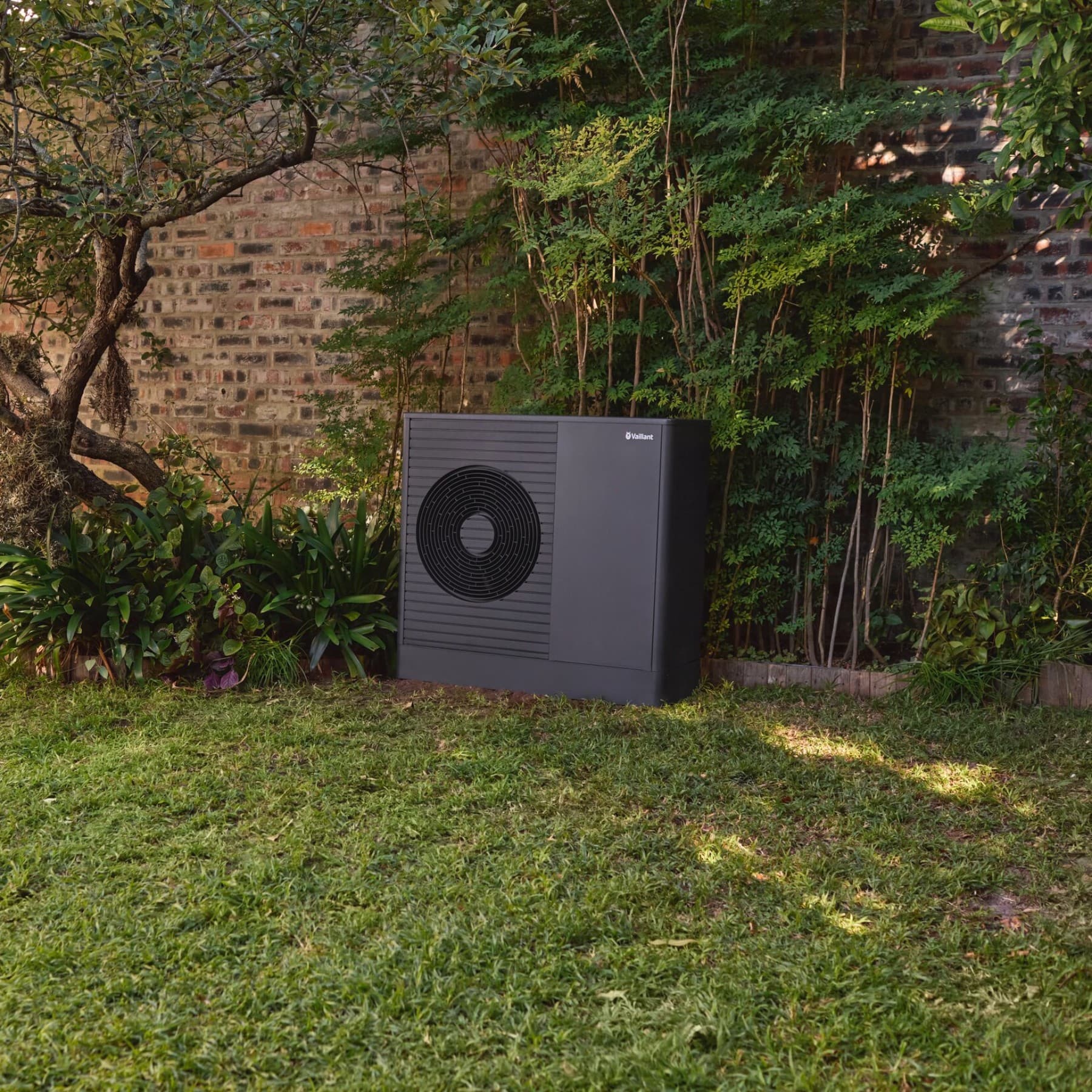aroTHERM pro luft til vand varmepumpe foran en gammel bygning