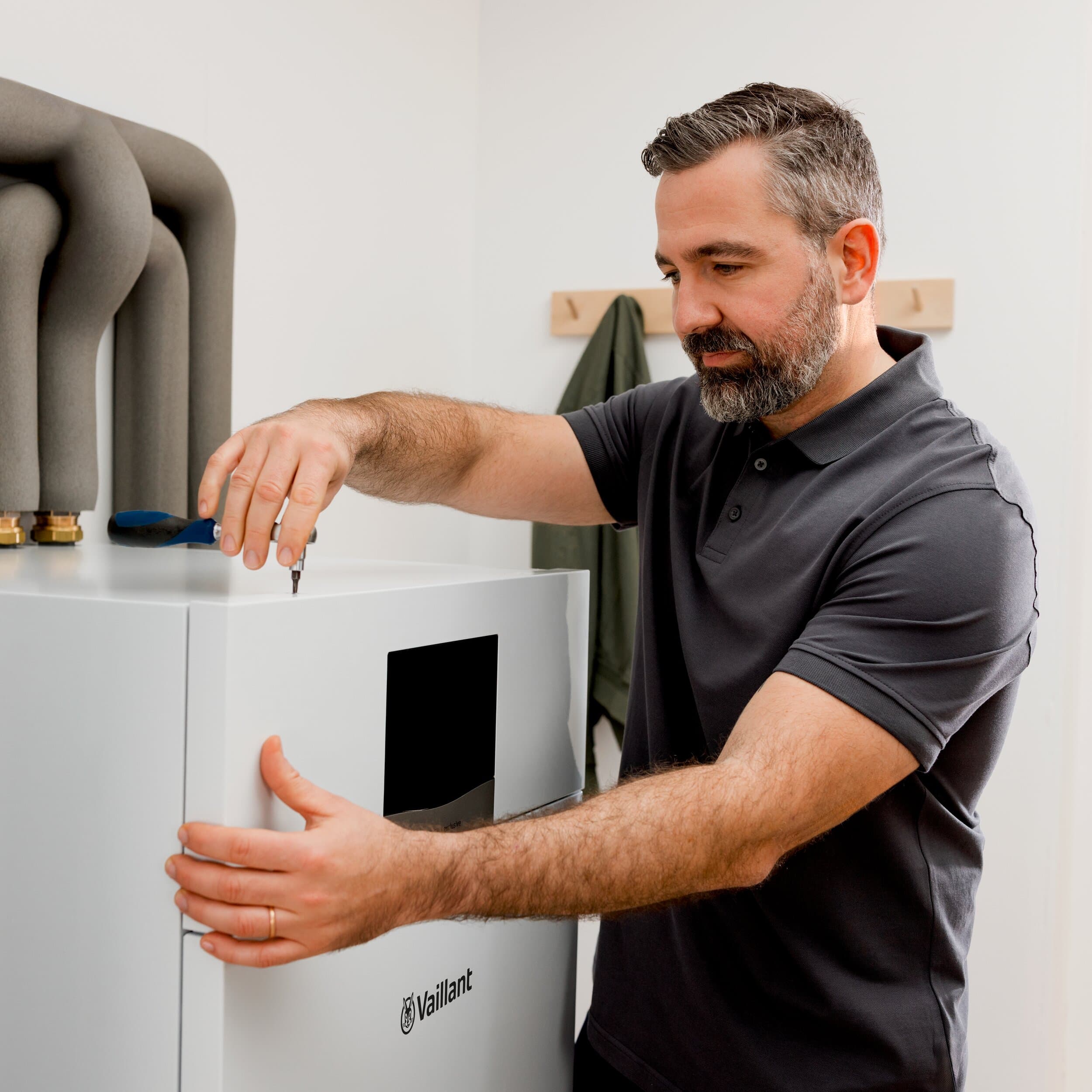 Installatør udskifter jordvarmepumpe