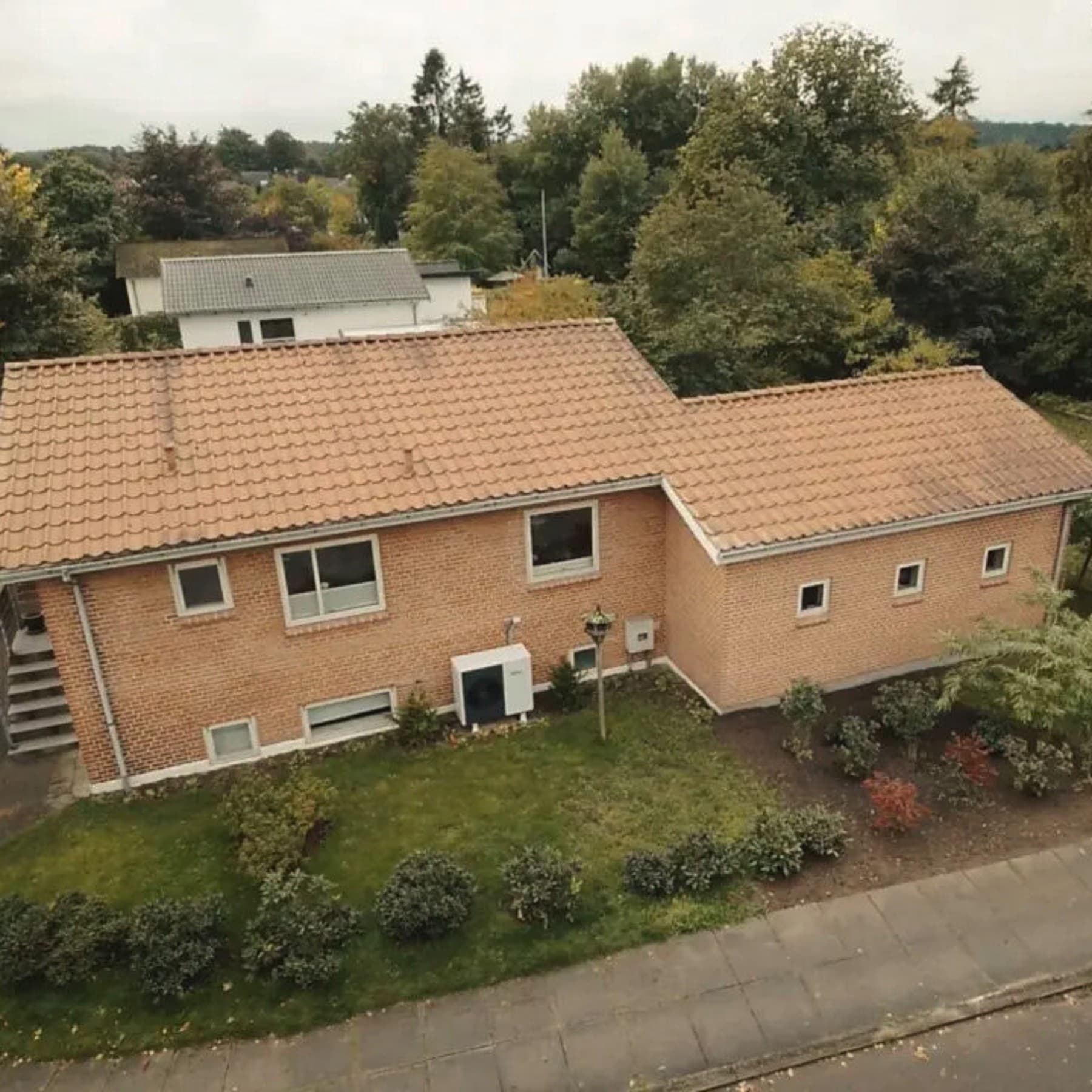 Et hus med en varmepumper