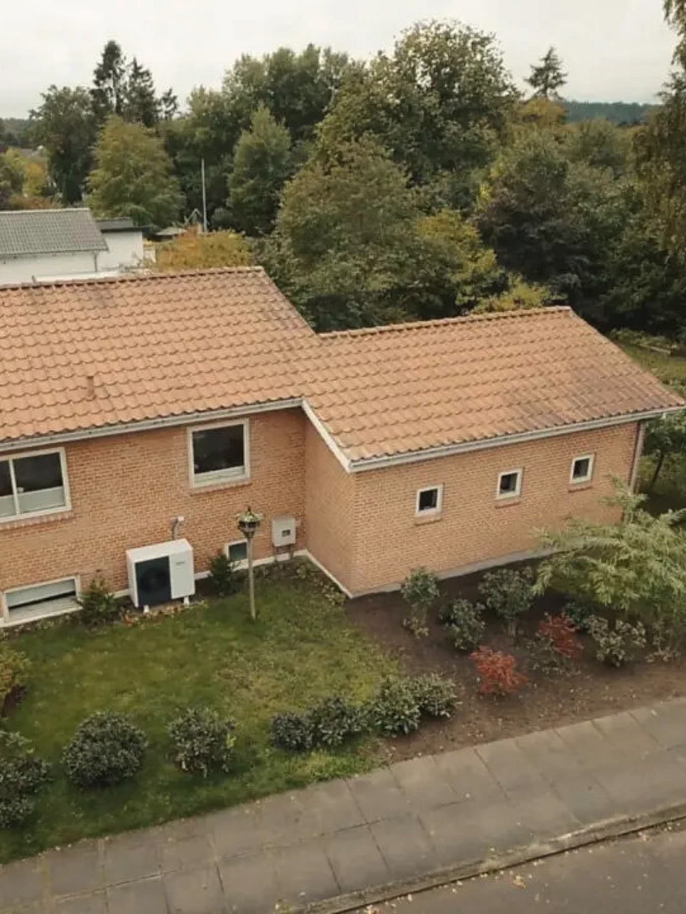 Et hus med en varmepumper