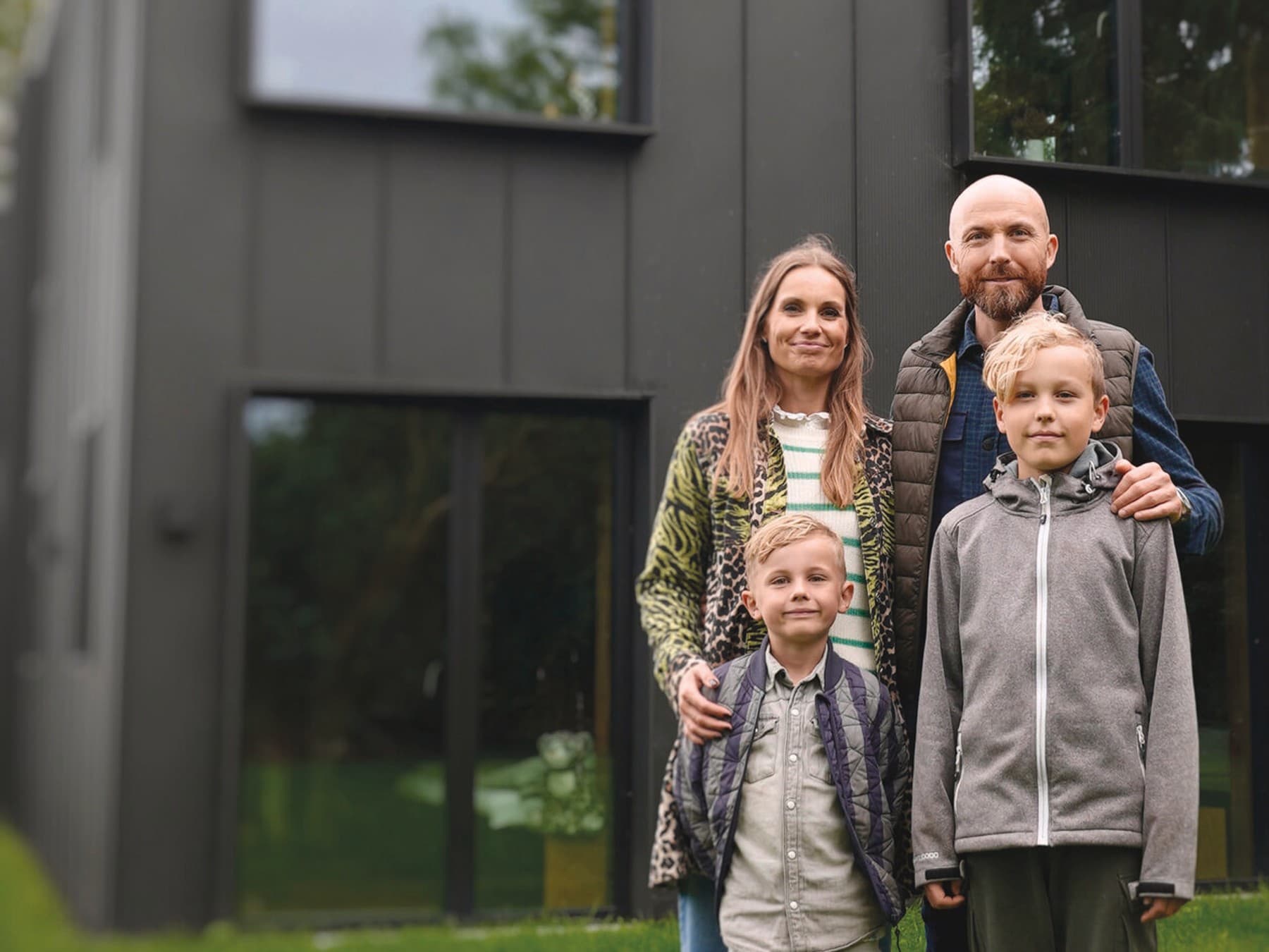Familien Bullinger ved deres hus