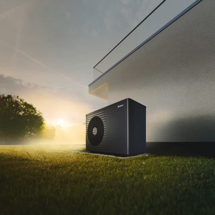aroTHERM plus står i en have