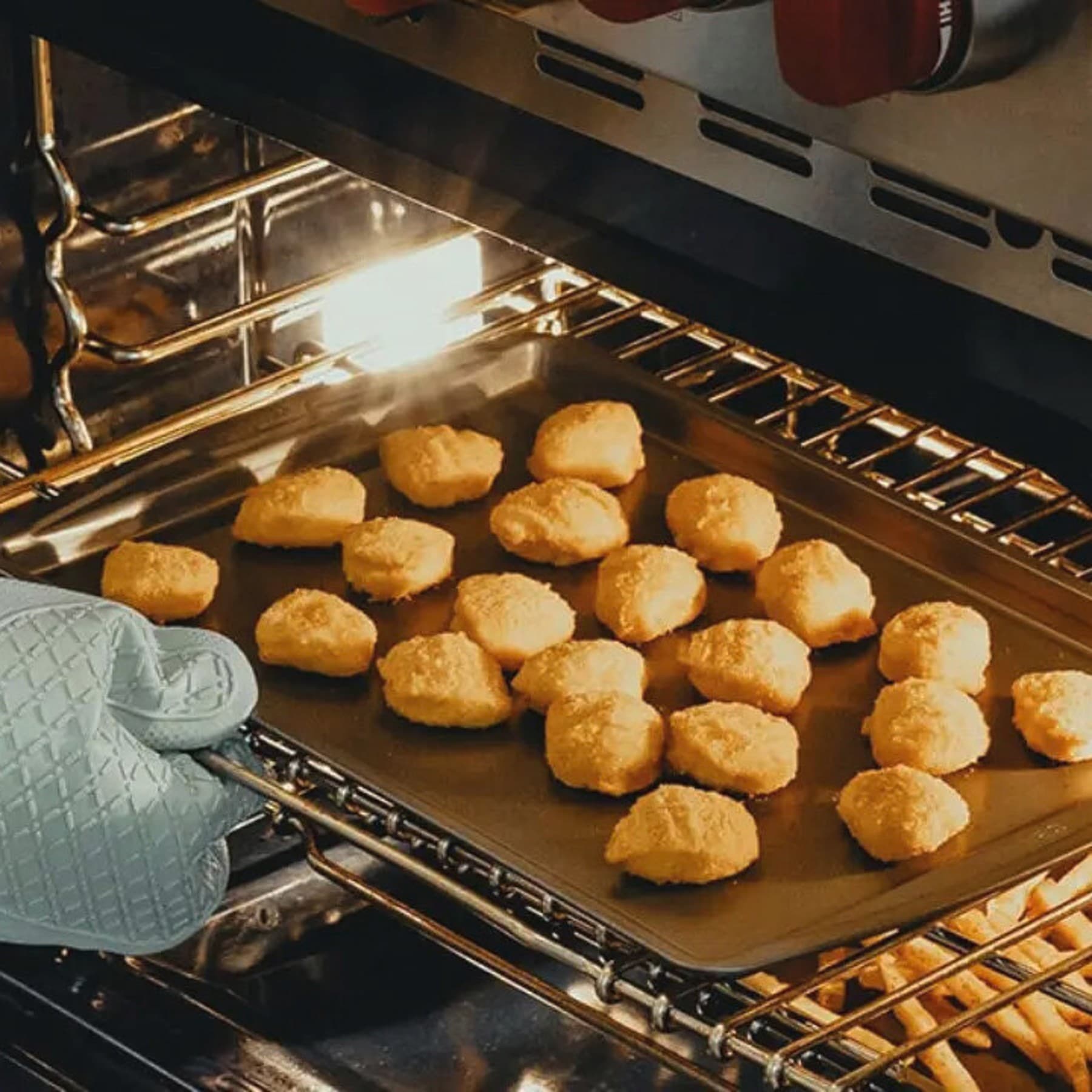 Kyllingenuggets bliver sat i ovnen