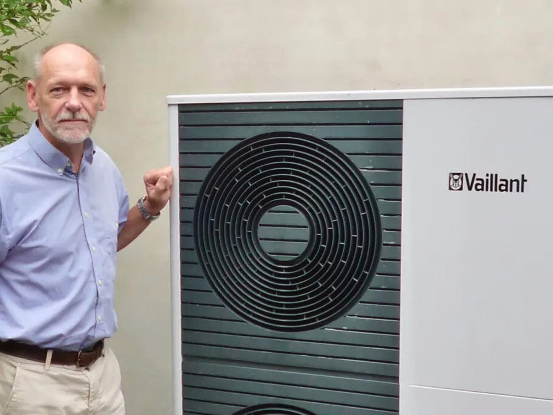 Per Grunert står foran en Vaillant varmepumpe
