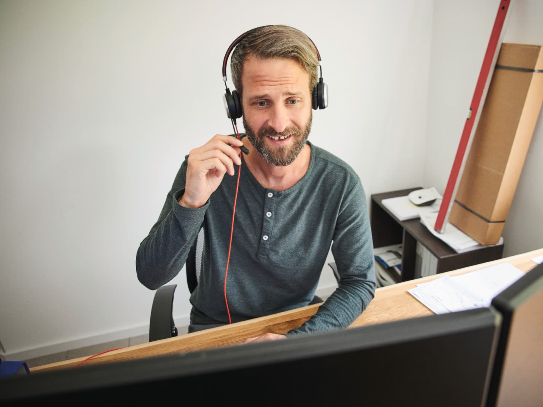 Mand der taler i telefon