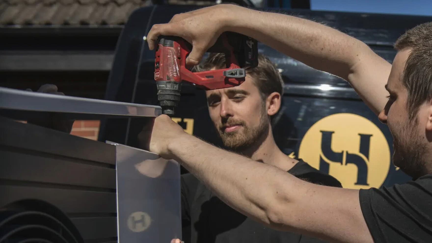 To mænd installerer en varmepumpe