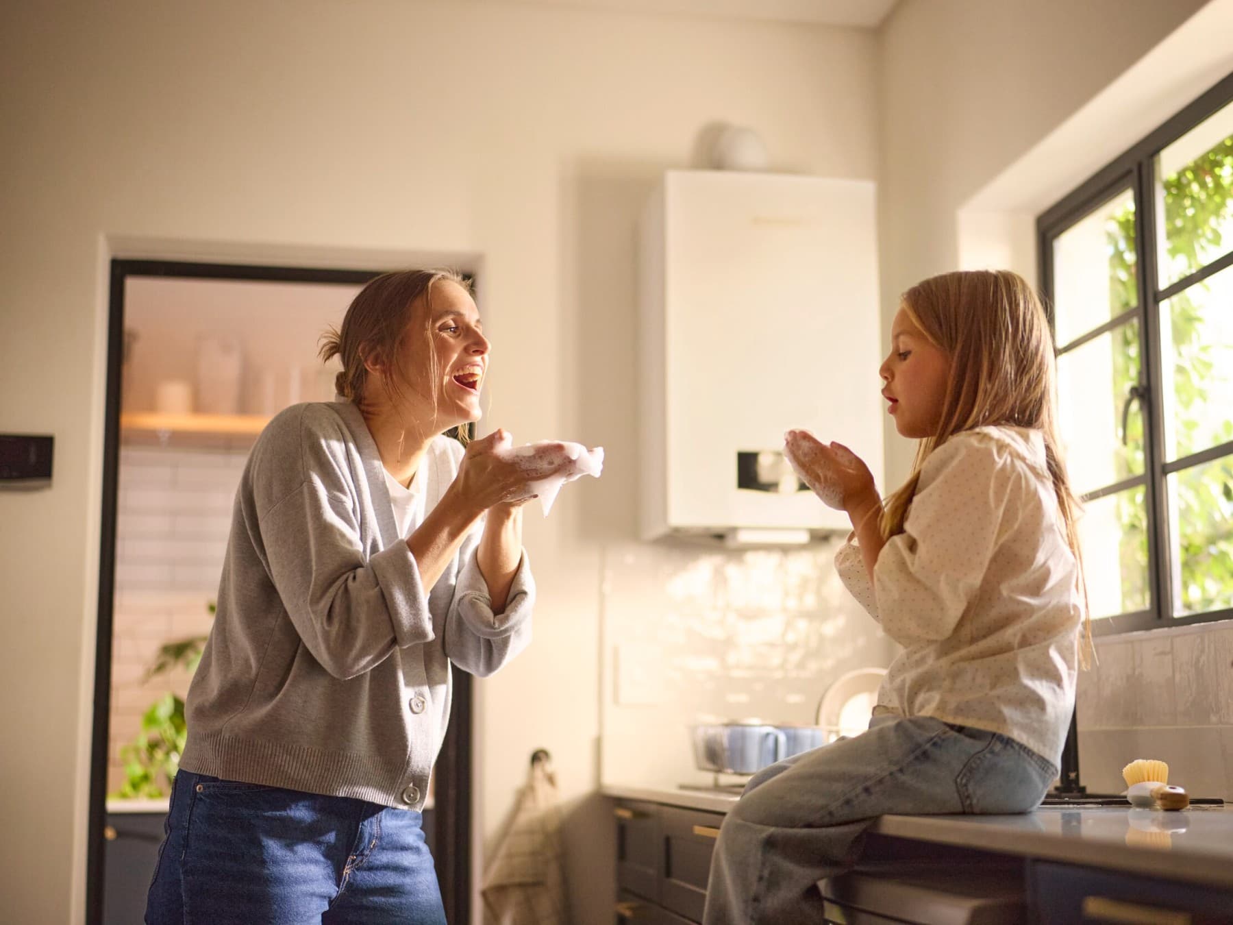 Mor og datter leger med sæbebobler