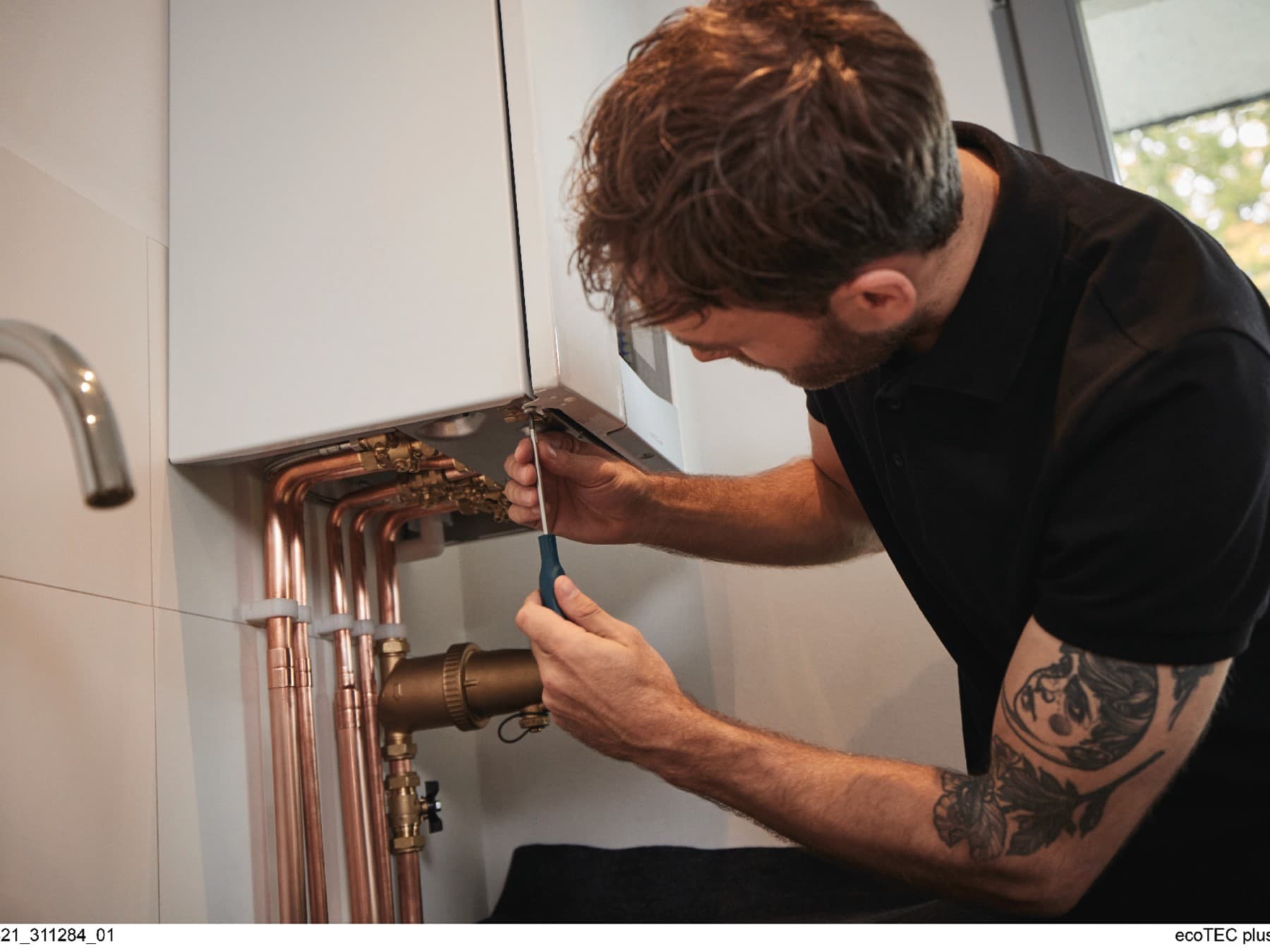 Installatør arbejder på en kedel