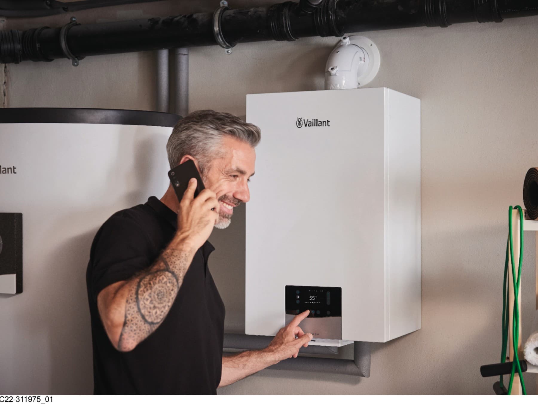 Vaillant-installatør arbejder på kedlen for at udføre vedligeholdelse.