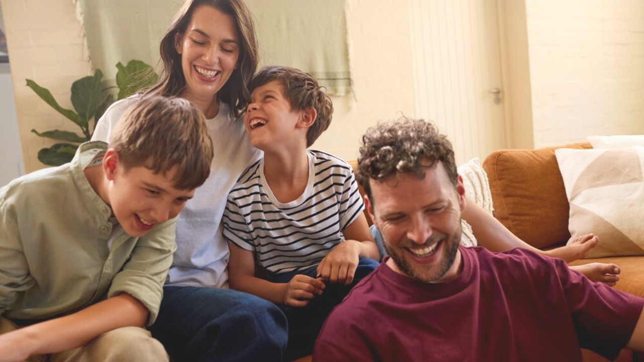 Familie ser glade ud